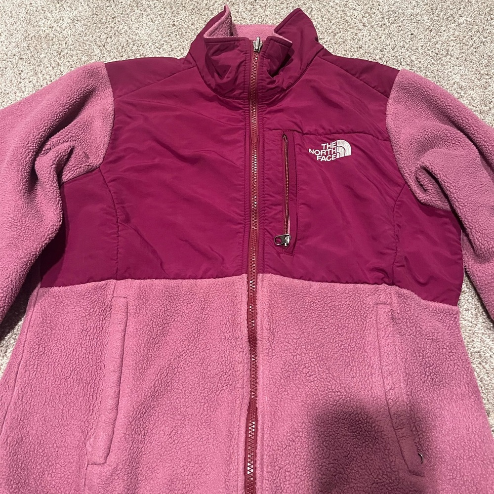 The North Face Girl’s Denali Fleece Jacket. Fuscia/pink